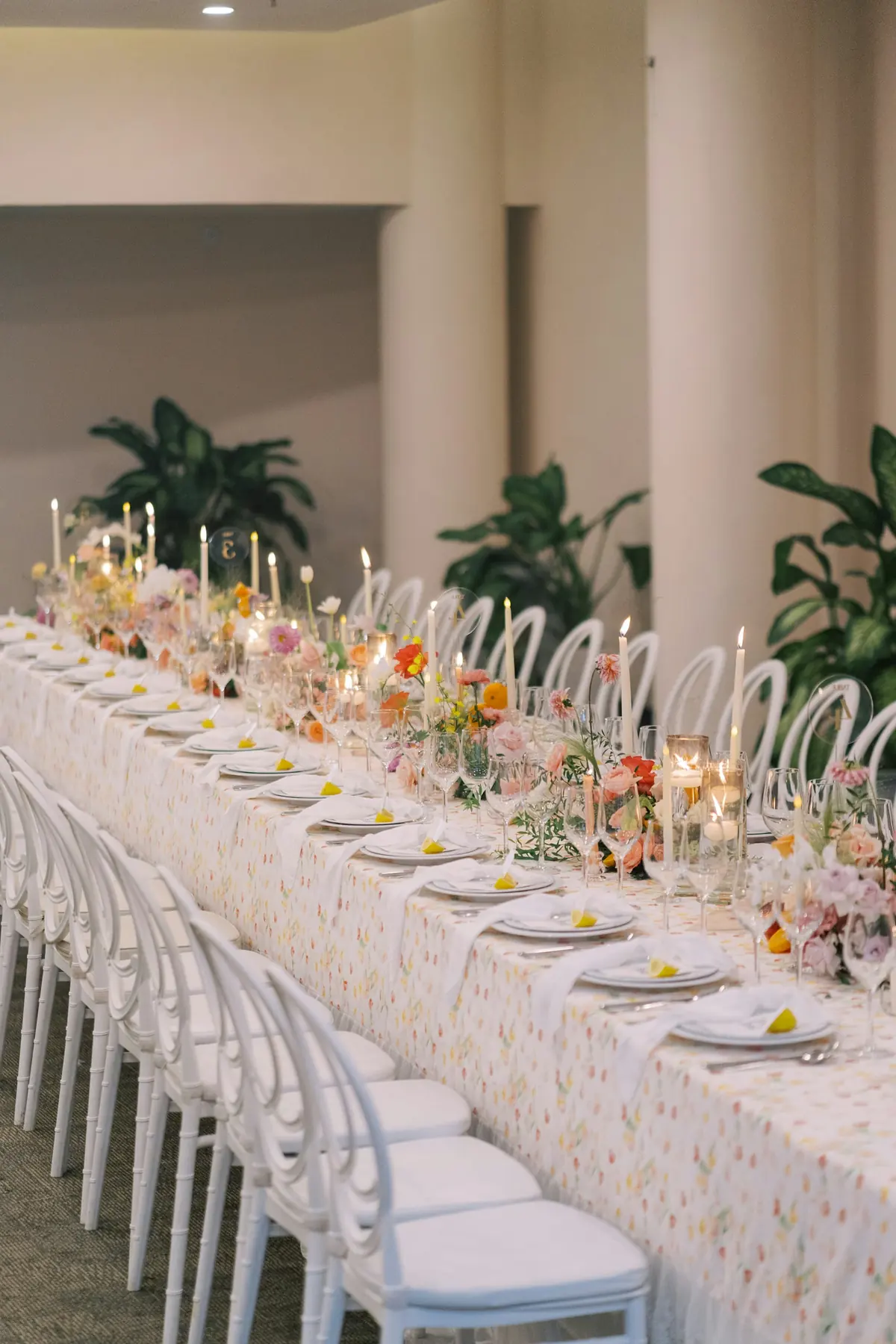 Mesa decorada para una reunión familiar