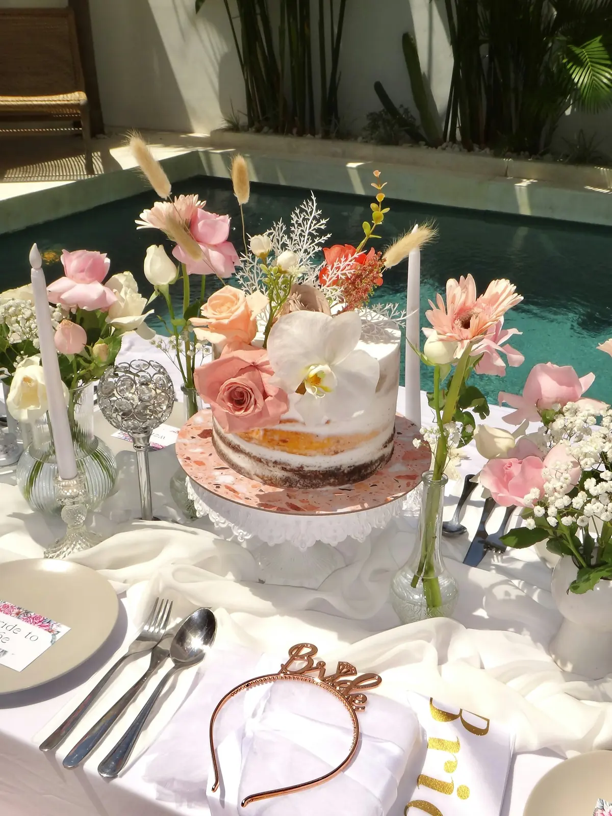 Mesa de celebración decorada con flores