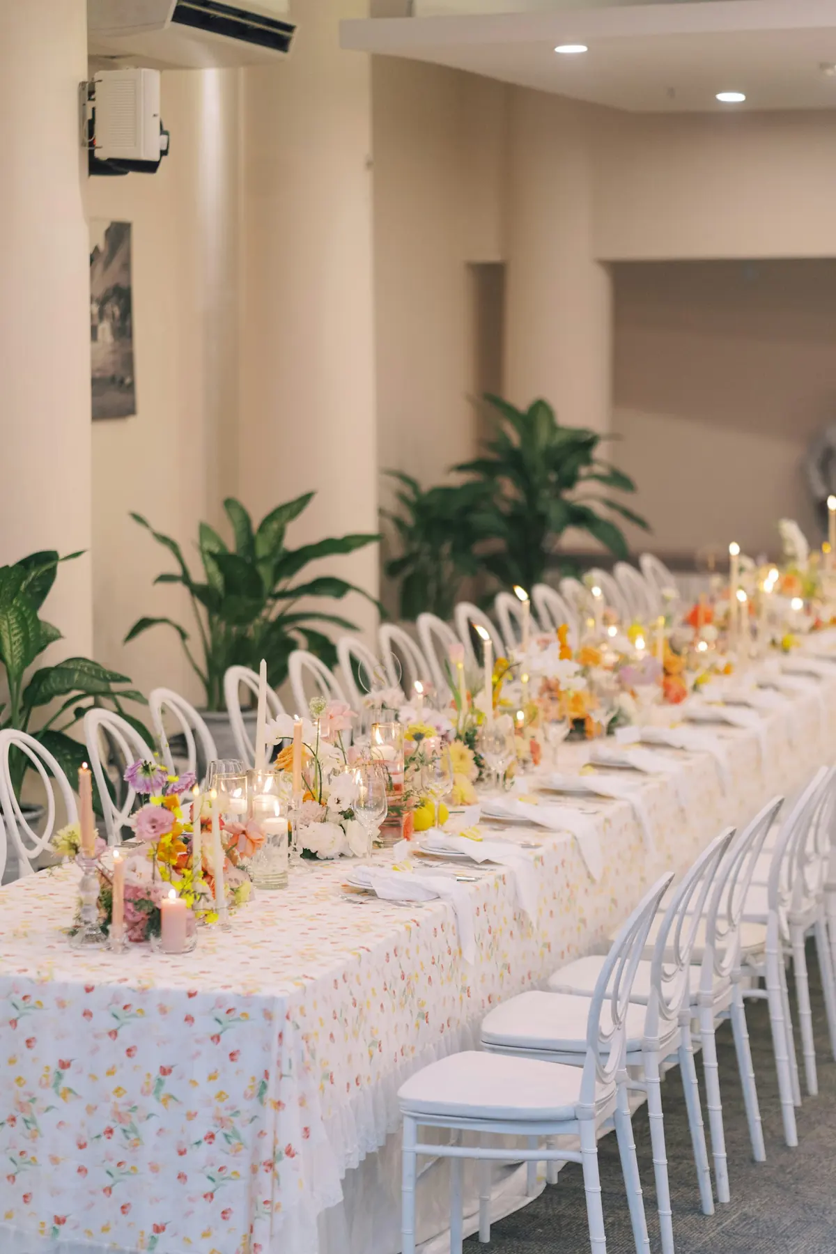 Detalle de decoración floral en una mesa