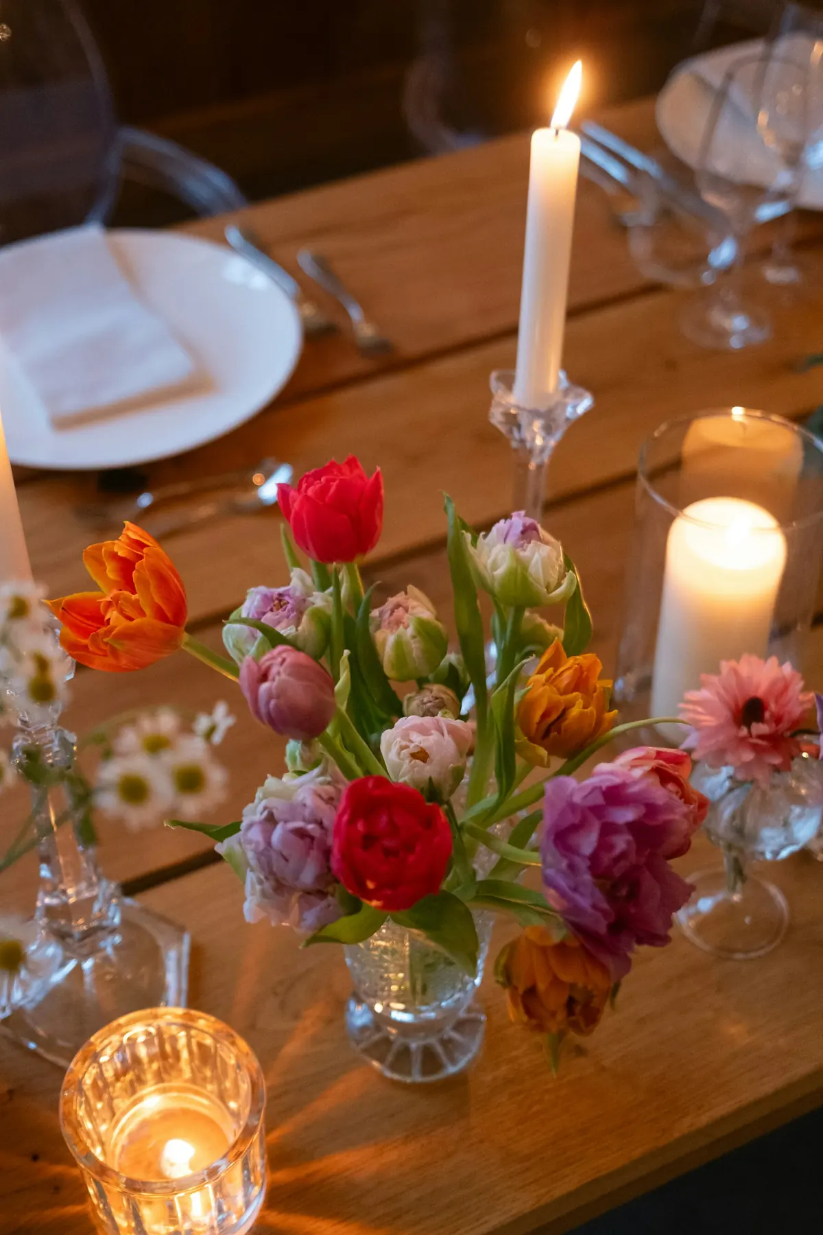 Mesa decorada con flores y velas para una celebración