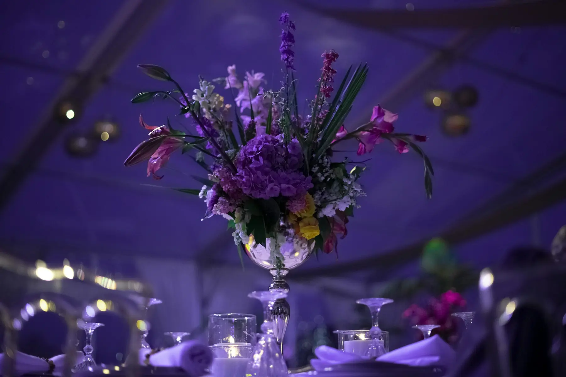Mesa decorada con flores