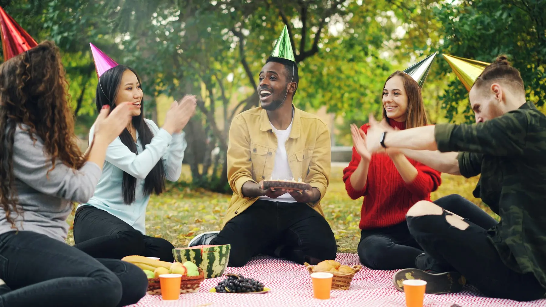 Amigos celebrando juntos