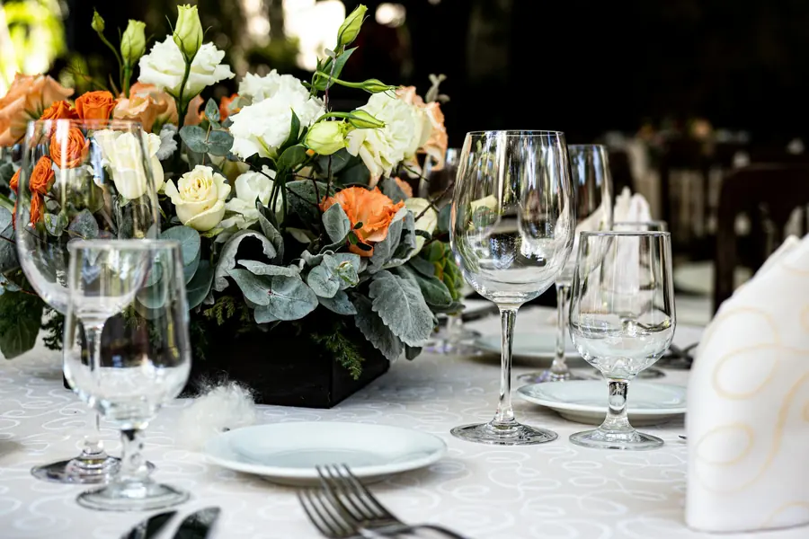 Mesa decorada con flores y velas